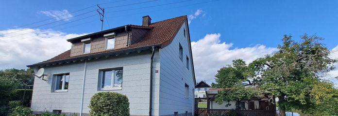 Freistehendes Einfamilienhaus mit großzügigem Garten und Garagenhaus – S- bzw. SO-Ansicht