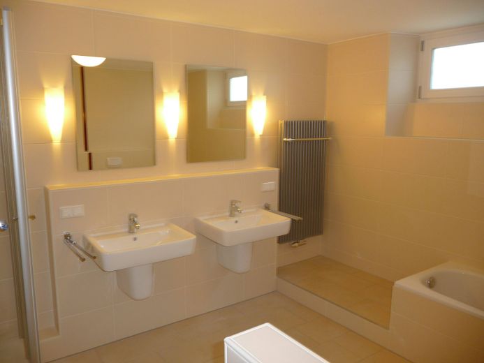 Uso proprio/investimento: edificio plurifamiliare completamente ristrutturato a regola d’arte, con 3 unità abitative di pregio su 4 piani – Badezimmer Souterrain