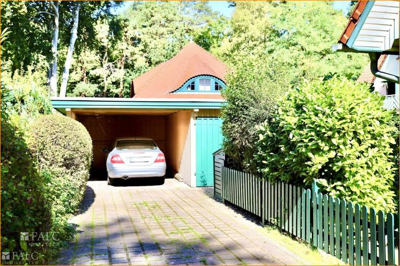 Carport mit Zufahrt