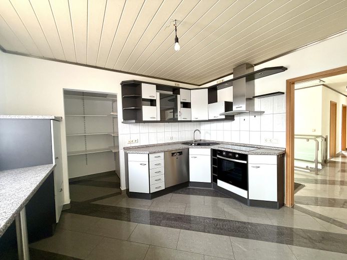 225 qm Familienglück auf 2 Ebenen + Toller Garten, Sauna & Kamin – Küche