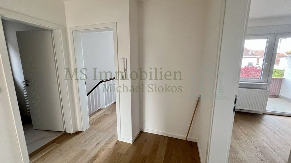 ** Charmantes Einfamilienhaus in zentraler Lage in Lampertheim - viel Platz für die ganze Familie ** – OG Flur 2 Ansicht 2