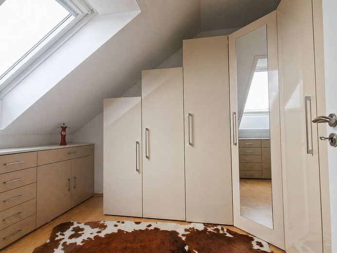 Gepflegtes EFH in idyllischer Wohnlage mit schönem Garten nahe Bad Segeberg – Ankleidezimmer