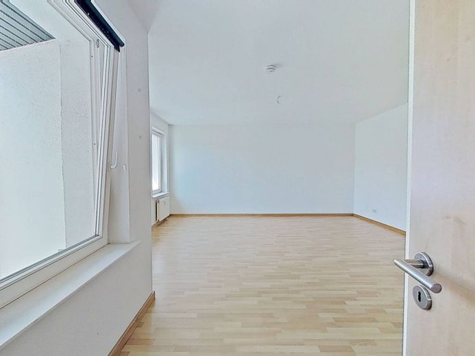 Warmes Nest, kalte Ersparnis - 1 KALTMIETE GESCHENKT: Große 3-Zimmer-Dachgeschosswohnung mit EBK und intelligentem Grundriss im historischen Breitenweg – Ansicht I: Schlafzimmer I