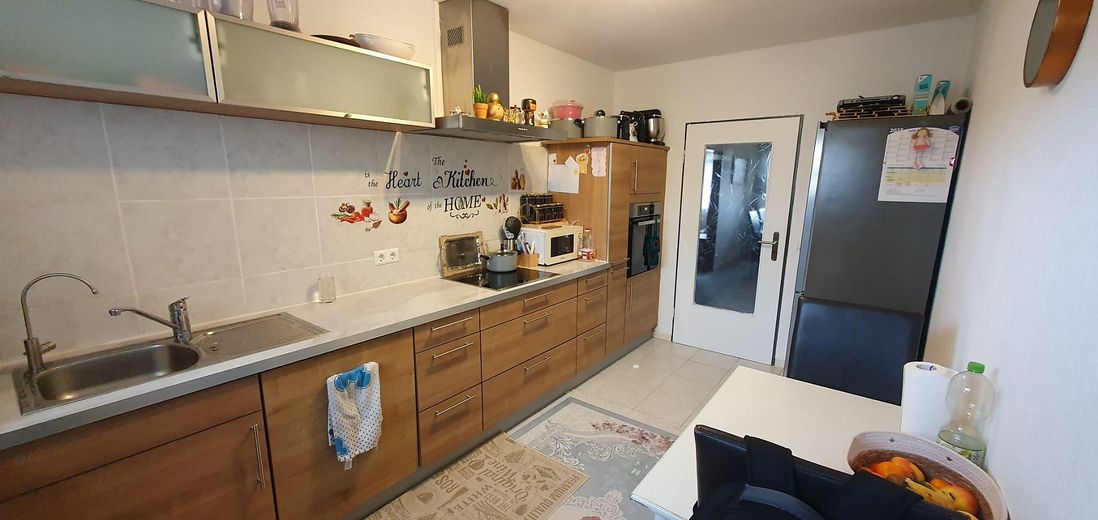 Küche mit Einbauküche