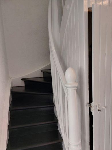 Charmante maison familiale, prête à emménager, avec grande terrasse dans un emplacement pratique – Elegante gewendelte Treppe mit