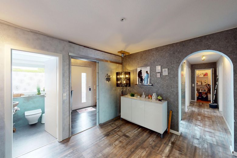 Renovated single-family home + self-contained apartment Roetgen – Flur im EG