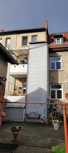 Barrierefrei wohnen in Zweifamilienhaus mit Lift, Garten & Autostellplätze – Hausansicht Ostseite