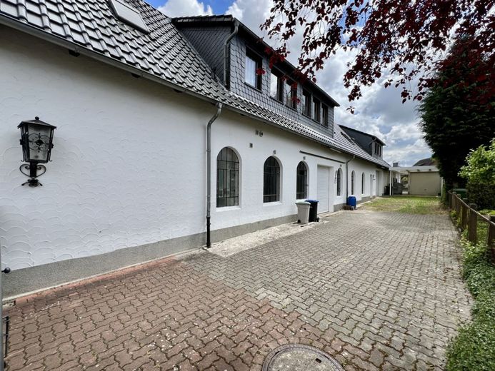 Großzügiges Wohnensemble mit Gartenidylle, Ausbaupotenzial und vielseitigen Nutzungsmöglichkeiten – Eingang und Hof Gewerbeeinheit