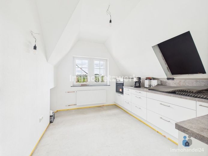 **außergewöhnliche, sanierte Jugendstilwohnung mit Aufzug &amp; Stellplatz in historischer Villa** – Küche mit EBK