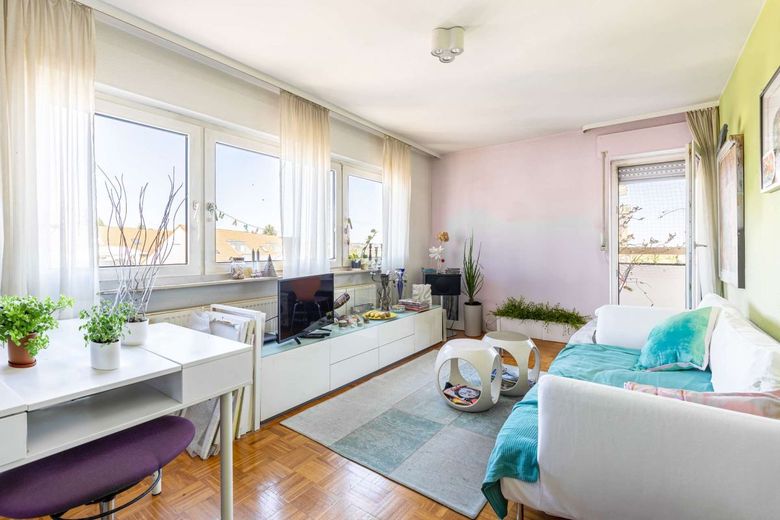 Charmante 2-Zimmer-Wohnung in Frankfurt-Bornheim - 5. Obergeschoss, Aufzug, Balkon &amp; Ausblick – Wohnzimmer - Original