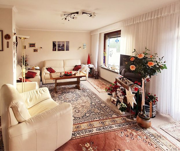Gemütliches, sehr gepflegtes Endreihenhaus mit großem Garten und Vollkeller in ruhiger Lage! – Das schöne, helle Wohnzimmer mit Blick auf die Terrasse und den großen Garten