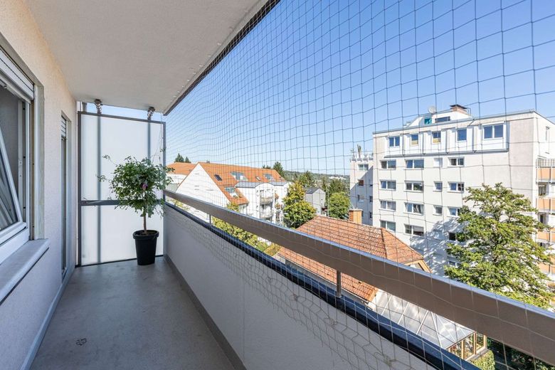 Charmante 2-Zimmer-Wohnung in Frankfurt-Bornheim - 5. Obergeschoss, Aufzug, Balkon &amp; Ausblick – Balkon