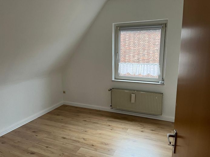 Gepflegte 2-Zimmer-Dachgeschosswohnung in Oberhausen – ab 01.11.2026 zu vermieten – Schlafzimmer