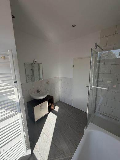 Eigener Garten | Stilvolle 2-Zimmer-Wohnung mit hochwertiger Ausstattung & Einbauküche – Badezimmer II