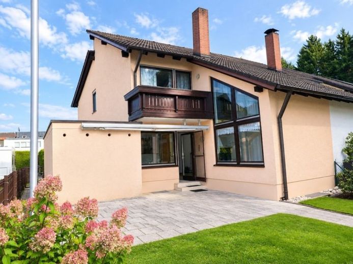 Posizione privilegiata ai margini del bosco! Casa bifamiliare ben tenuta con ampio giardino a Weiden-West – Foto 1