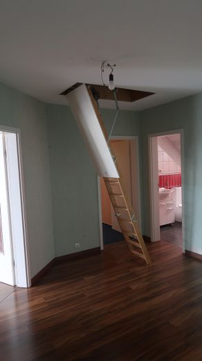 Viel Platz, viel Grün, kein Stress: Ihr neues Zuhause am Waldrand – Zugang zum Spitzboden