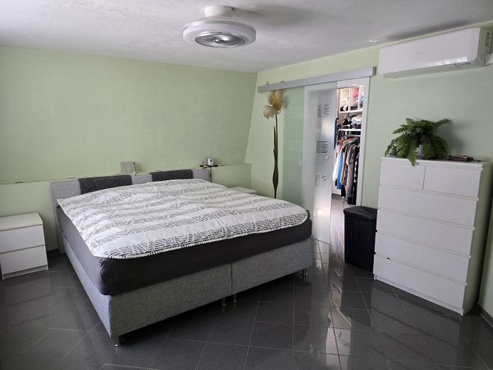 Schlafzimmer mit Ankleide