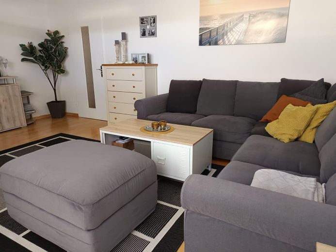 3-Zimmer-Wohnung mit Balkon, Carport & zusätzlichem Hobbyraum (mit eigenem Eingang) – Wohnzimmer