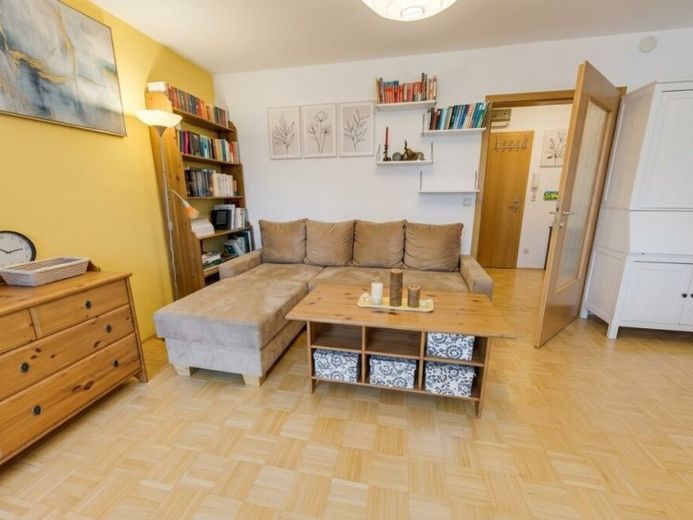Vermietete 2-Zimmer-Wohnung mit 2 Balkonen & Tiefgarage in zentraler Lage in Freilassing – Foto 1