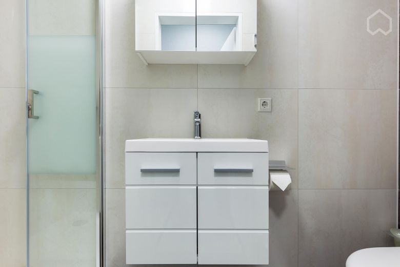 Appartement d’affaires intelligent : meublé avec élégance et modernisé (loyer tout compris) – Bad