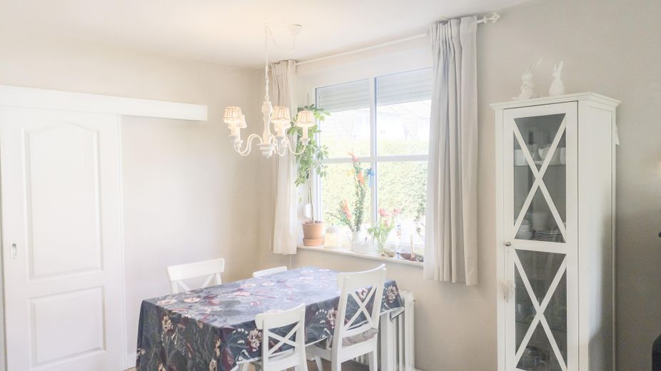 Family Happiness in the Countryside – Essecke im Wohnzimmer
