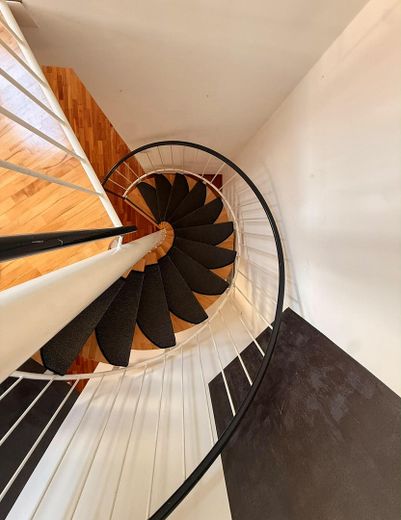 Provisionsfrei: Maisonette mit Hausgefühl, Südbalkon und 2 Tageslichtbädern inkl einem TG-Stellplatz – Treppenaufgang