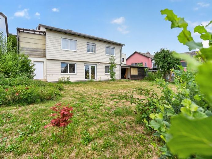 Einfamilienhaus mit viel Potenzial auf großem Gartengrundstück - 5 Zimmer + Garage am Haus – Foto 1