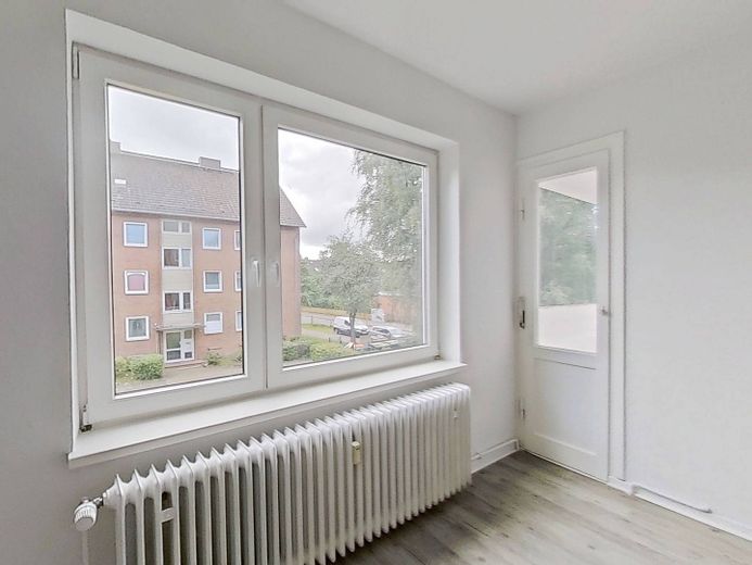 Die Blätter fallen, Ihre Miete auch: Helle 3-Zimmer-Wohnung mit Balkon – Ansicht II: Wohnzimmer