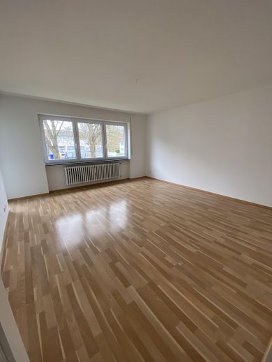 Helle 3 Zimmerwohnung – Wohnzimmer