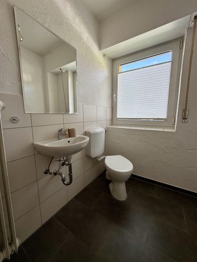 Freistehendes Haus, nutzbar als großzügiges Einfamilienhaus oder Zweigenerationenhaus – EG Toilette