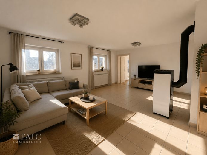 Großes Einfamilienhaus mit 634 m² Grundstück, Garage und viel Potenzial – Wohnzimmer
