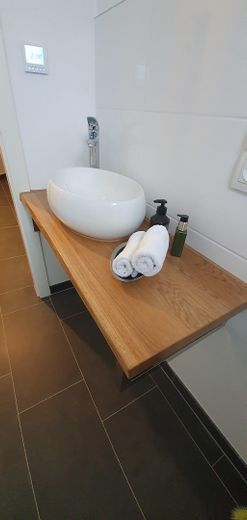 Luxuriöse Neubau-Immobilie in Naturnähe: Modern, lichtdurchflutet und vielseitig – EG Gäste WC
