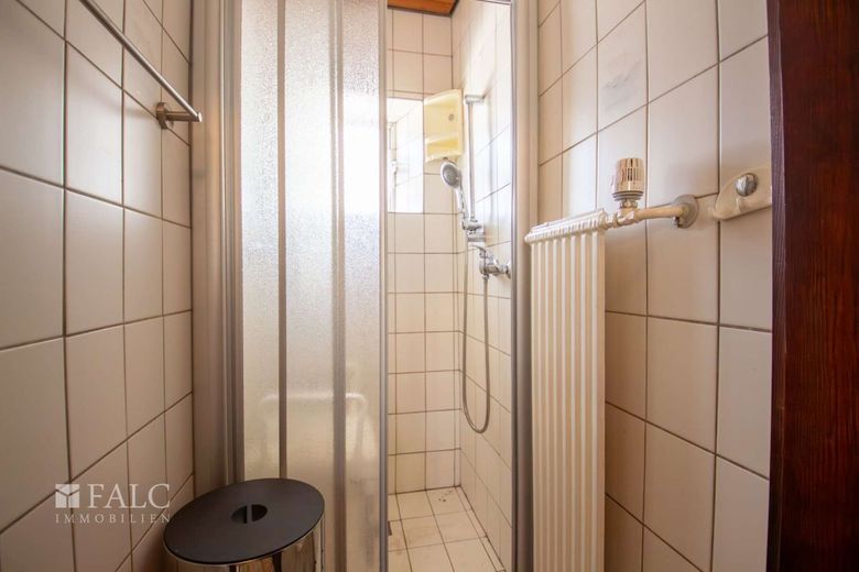 Dużo miejsca na Twoje marzenia! Zagroda z domem mieszkalnym, stodołą i garażami – Dusche