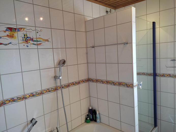 Ein schönes Zuhause in Südhanglage. – Kinderbadezimmer im EG
