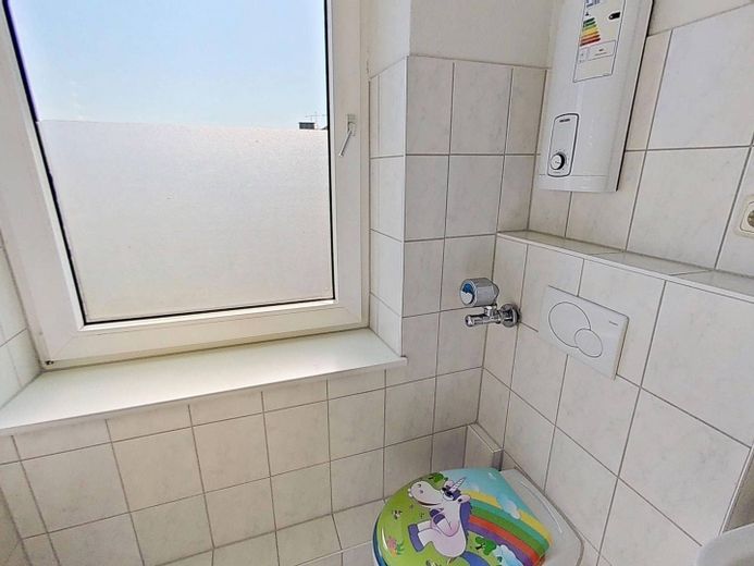Aynı anda merkezi ve sakin: Neumünster'de aydınlık, kullanışlı 2 odalı çatı katı dairesi – Ansicht II: Badezimmer
