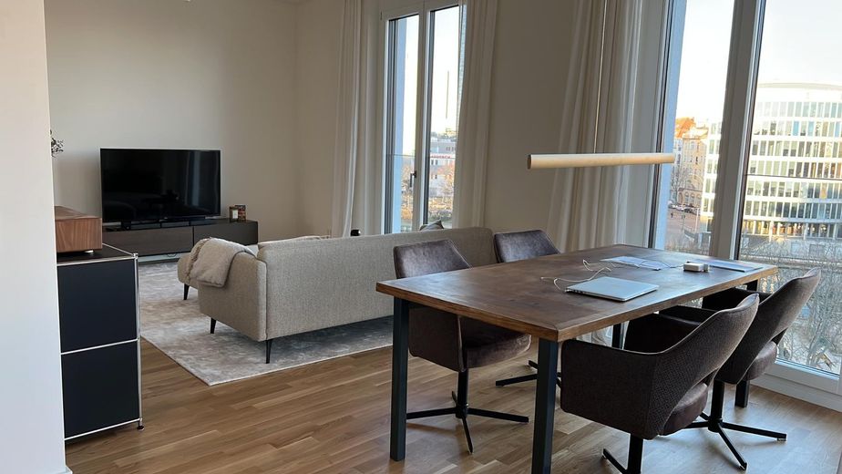 4 Zimmer Wohnung mit direktem Spreeblick und Weitblick über die Stadt – Blick in den Wohnbereich