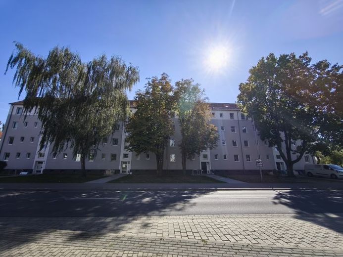 Sanierter Wohnblock: Moderne 3-RW mit Balkon und Tageslichtbad – Foto 1