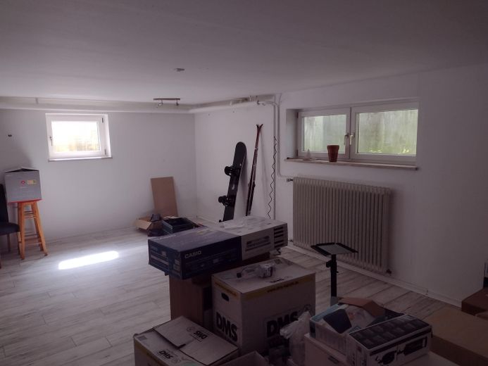 Familienfreundlicher Bungalow mit modernisiertem Wohnbereich und viel Platz im Untergeschoss – Großer Kellerraum