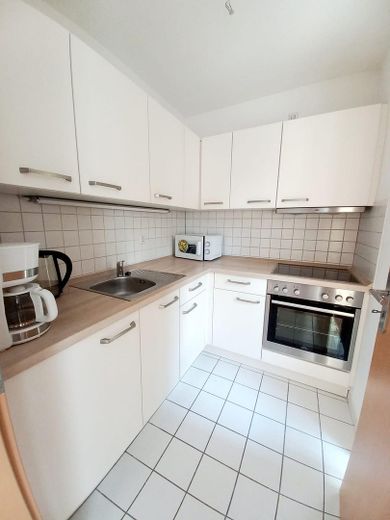 Lichtdurchflutete 1-Zimmer-Wohnung mit moderner Einbauküche & TG-Stellplatz – Küche