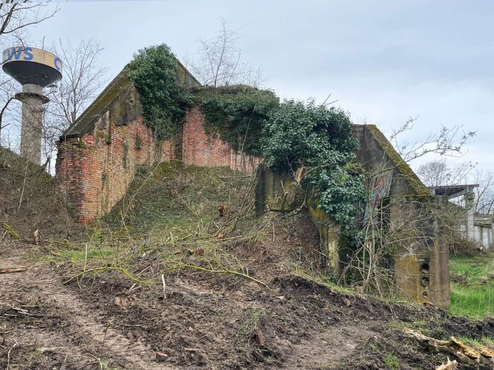 Provisionsfreier Denkmal Bunker mit Südausrichtung Erschlossen &amp; Ideal für visionäre Gewerbeprojekte – Ost Ansicht