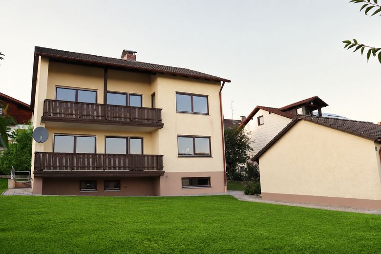 Bahçeli ve çift garajlı müstakil 6 odalı ev – komisyonsuz – Haus und Garten