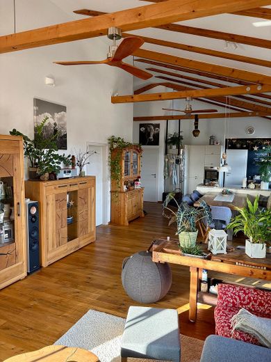 Stilvolles Landhaus mit vielseitig nutzbarer Werkstatt – Wohn- und Essbereich