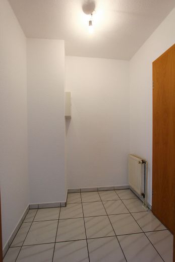 Helle 2-Zimmer Wohnung, Balkon, modernes Bad – Flur