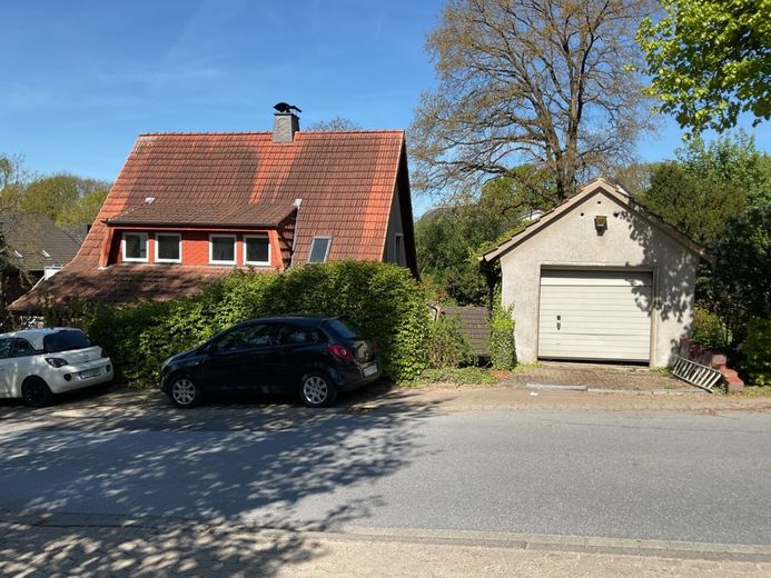 Vielseitiges Ein- bis Zweifamilienhaus mit großzügigem Grundstück in Volmerdingsen – Straßenansicht