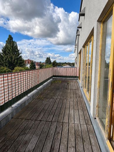 Poddasze z tarasem o powierzchni ok. 28 m² na całej szerokości, 3 pokoje, kilka minut do dworca – Zdjęcie 2