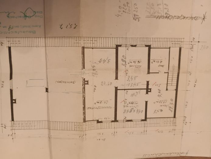 Edificio residencial con 4 unidades de vivienda, amplia parcela ajardinada y de patio, así como edificio comercial independiente – Dachgeschoss