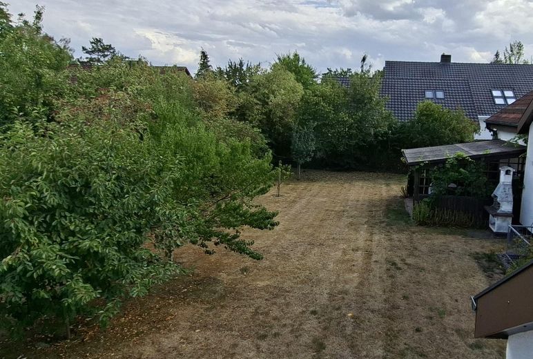 Sehr gepflegtes Zweifamilienwohnhaus in ruhige Wohnlage mit großem, sonnigem Gartengrundstück – Gartengrundstück