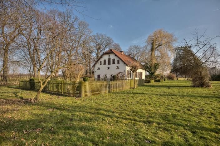Großzügiges Haus in Alleinlage mit großem Garten – Nordseite