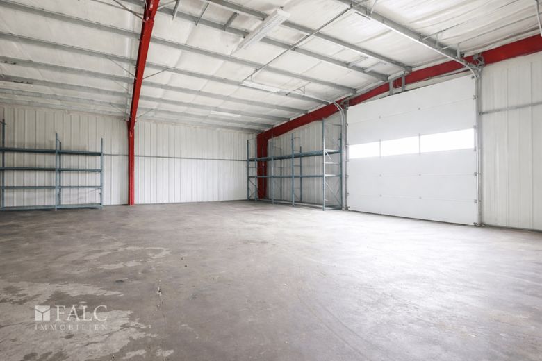 ***Top Gewerbeimmobilie mit Lagerhalle und Büroflächen - perfekt für vielseitige Nutzungskonzepte*** – Halle