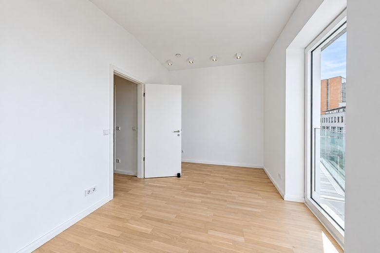 Appartamento molto luminoso, dalla disposizione moderna, con balcone (un tocco di Skywalk), garage incluso – Schlafzimmer